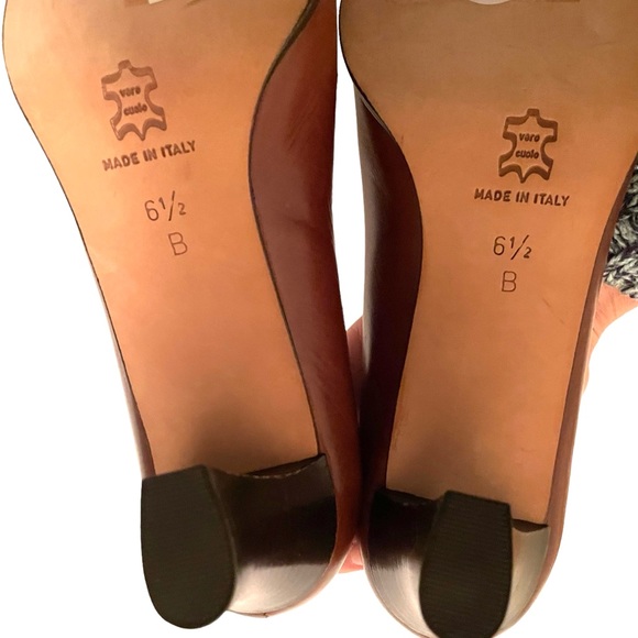Saks Fifth Avenue Beautiful Brown Leather Pumps Size 6 1/2 B tag still on bottom - Picture 5 of 7